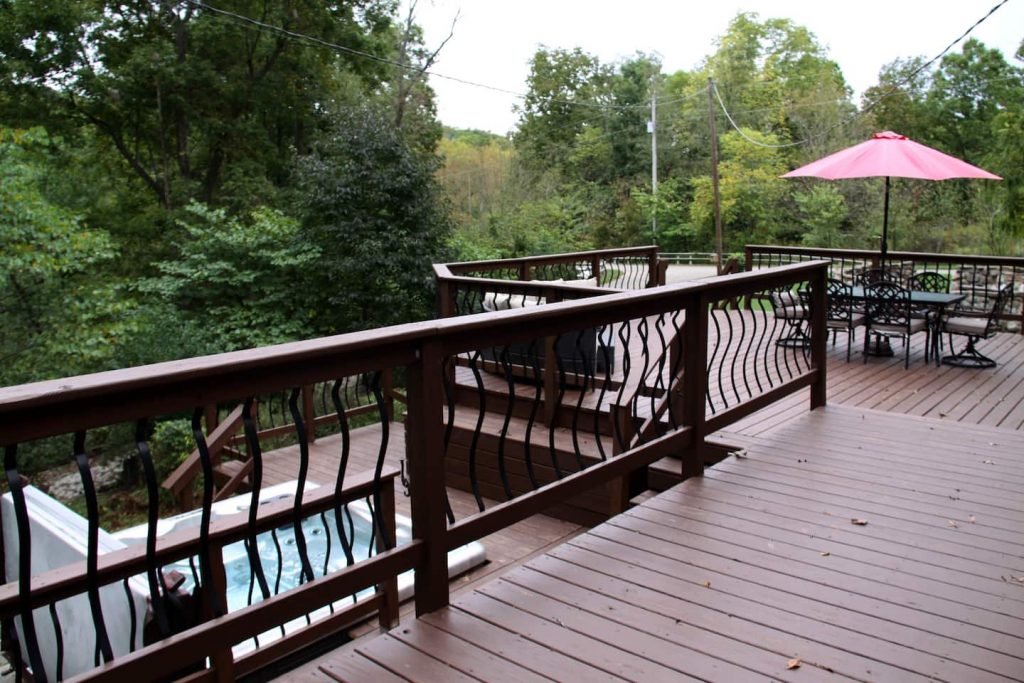 Eagle Rise Deck and Hot Tub- Photo Credit: Airbnb